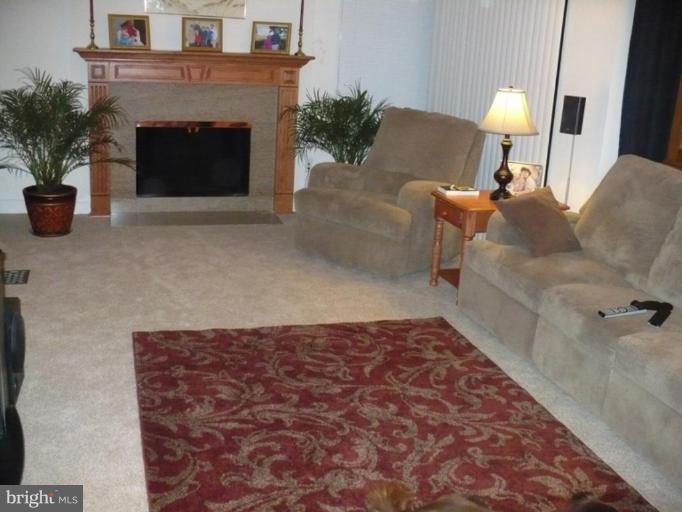 8623 Reseca Lane Springfield, VA 22152 - Photo 2 of 23 Living Room