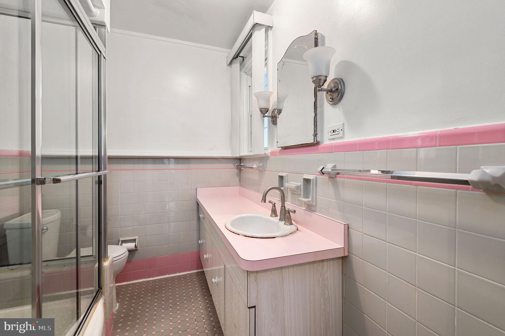 707 Camberly Road Glenside, PA 19038 - Photo 16 of 37 Hall Bath