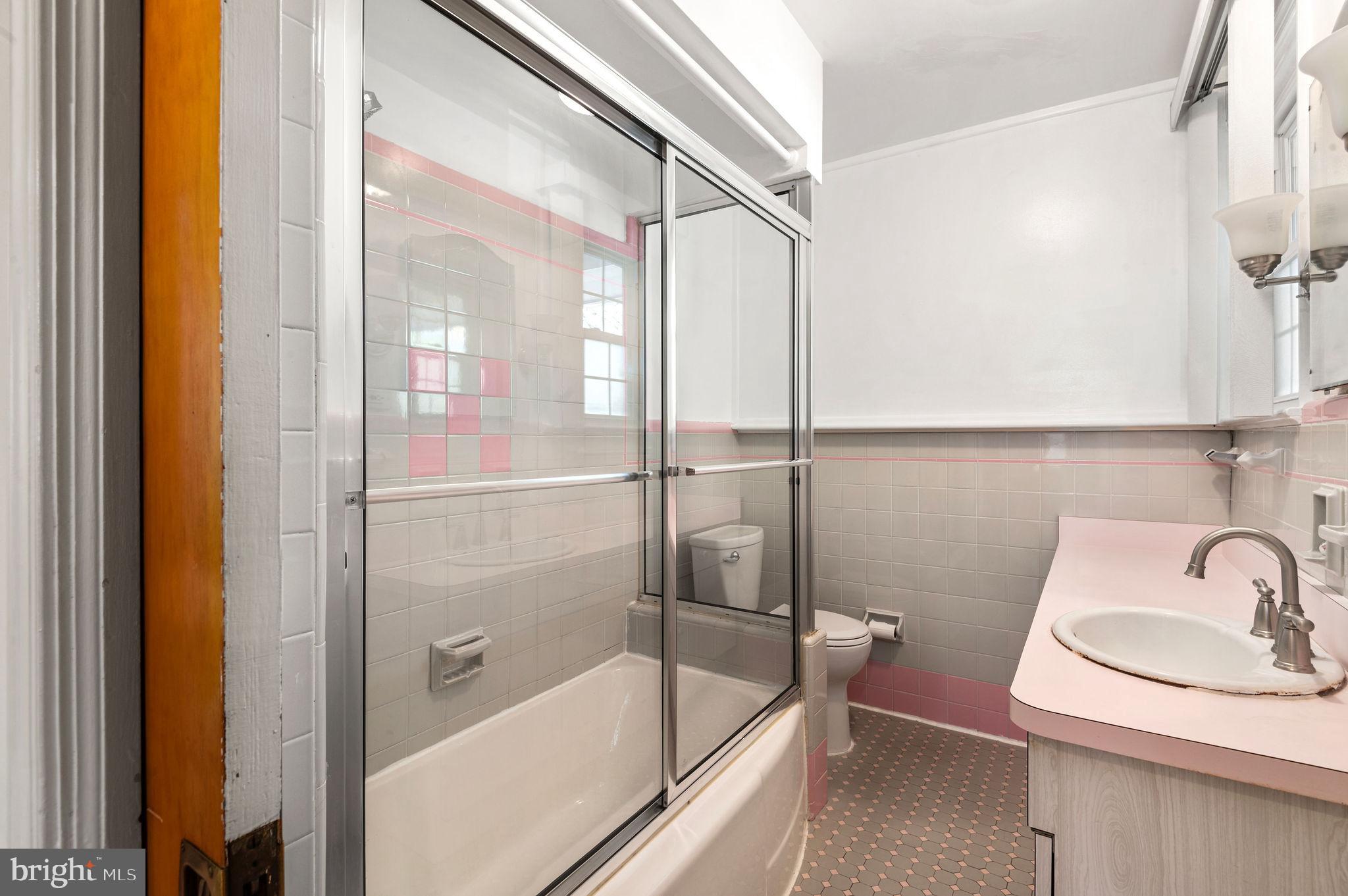 707 Camberly Road Glenside, PA 19038 - Photo 17 of 37 Hall bath with tub/shower combo