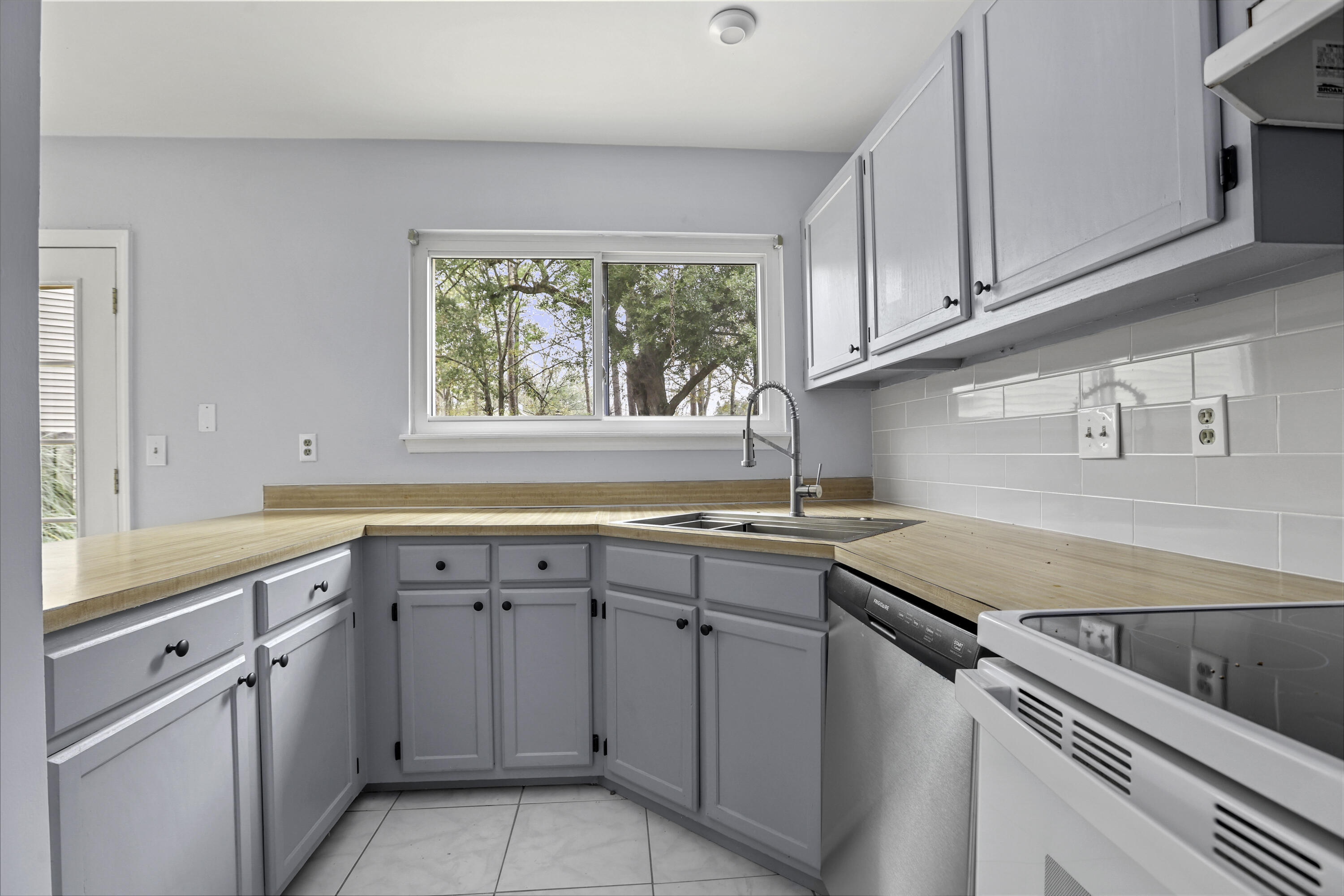 309 Commons Way Goose Creek, SC 29445 - Photo 10 of 29 309CommonsWayKitchen-CasaVerdemediaLLC4