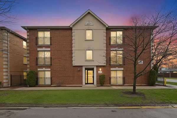 $219,000 | 3447 Ridgeland Avenue, Unit 104, Berwyn, IL 60402