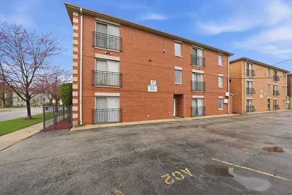 $219,000 | 3447 Ridgeland Avenue, Unit 104, Berwyn, IL 60402