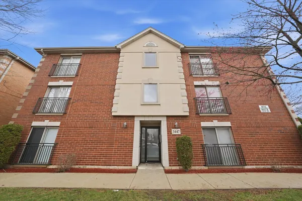 $219,000 | 3447 Ridgeland Avenue, Unit 104, Berwyn, IL 60402