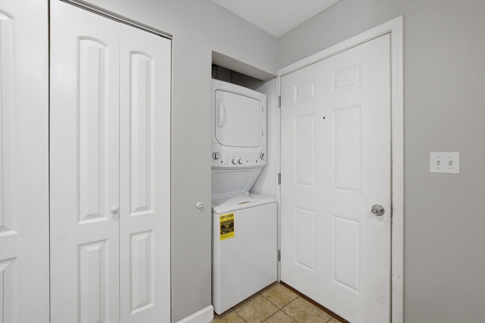 3447 Ridgeland Avenue, Unit 104 Berwyn, IL 60402 - Photo 7 of 12 a bathroom with a bathtub