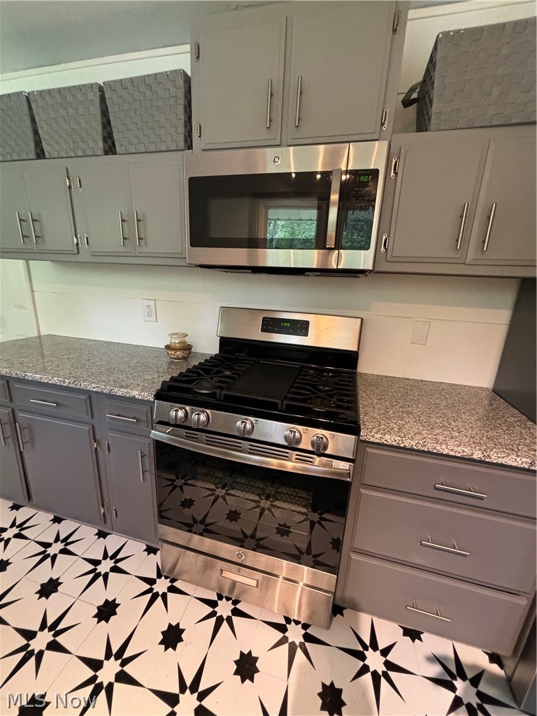 7595 Webster Road Cleveland, OH 44130 - Photo 10 of 45 Stainless Steel appliances remain with home
