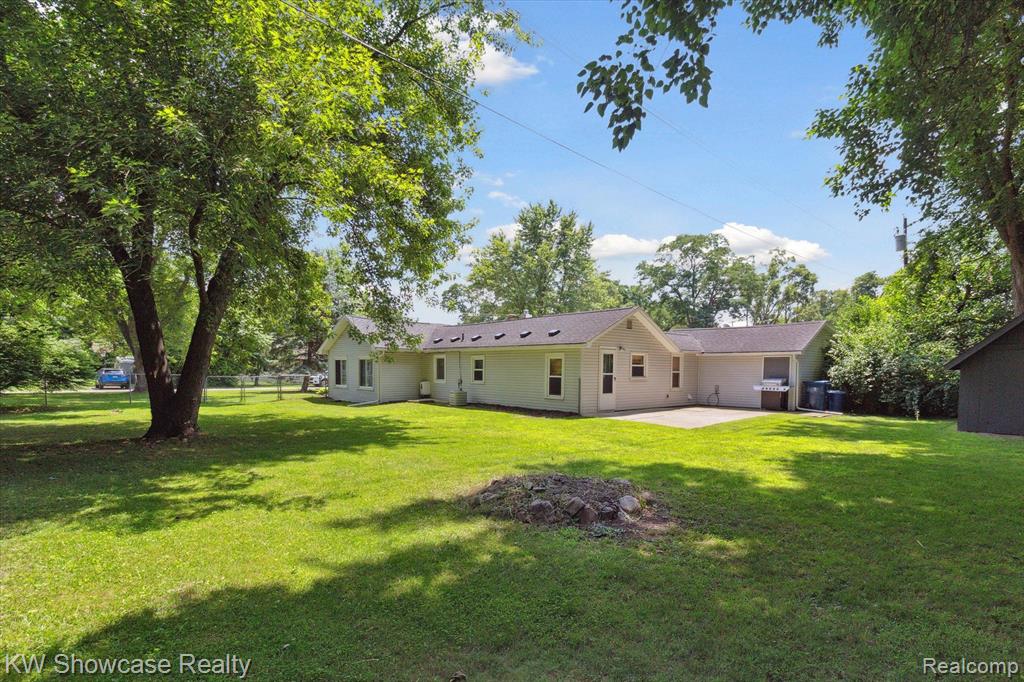 890 Farnsworth Road White Lake, MI 48386 - Photo 40 of 42