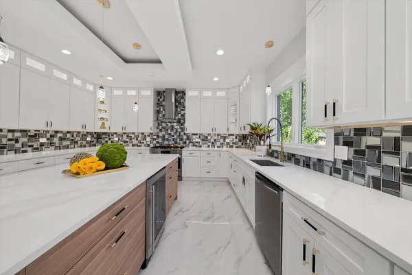 $975,000 | 10441 South 83rd Avenue, Palos Hills, IL 60465