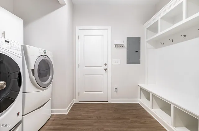 a view of empty room with washer and dryer