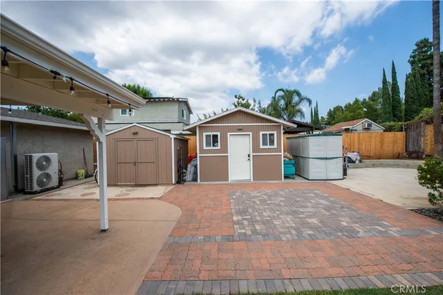 a view of a backyard