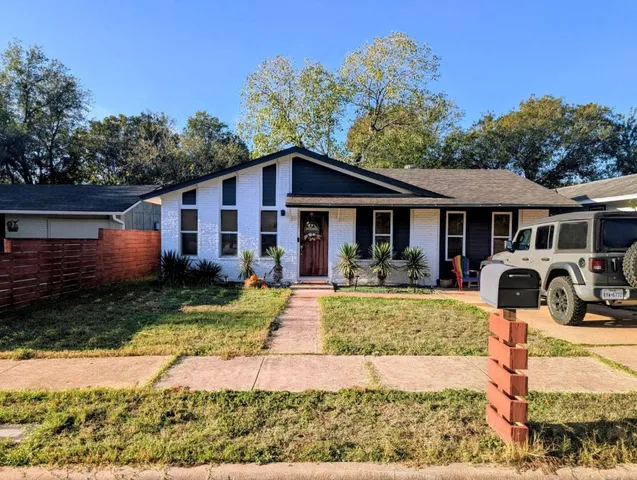 a view of a yard in front of house