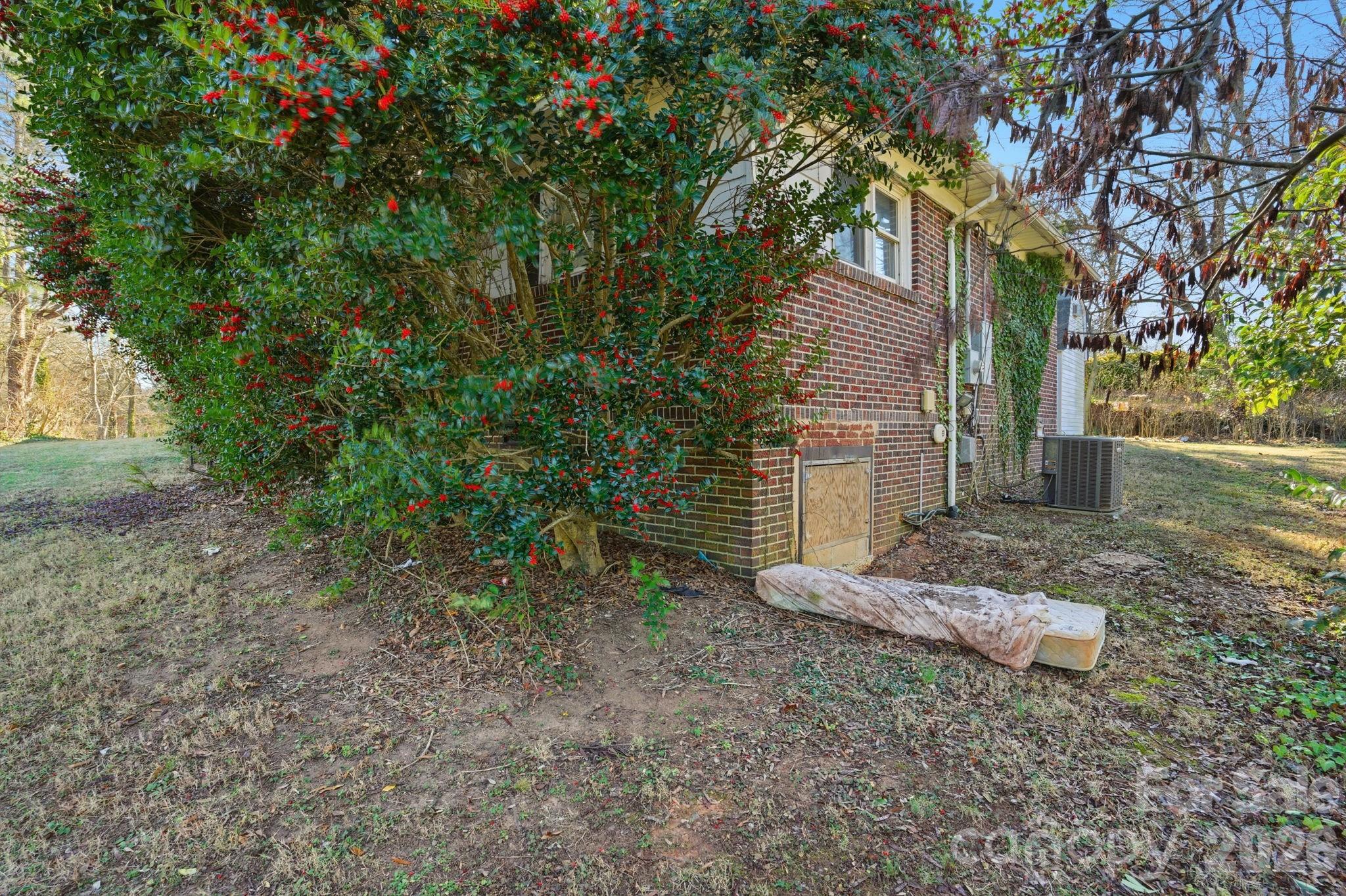 106 Fielding Road Charlotte, NC 28214 - Photo 2 of 10 a backyard of a house with lots of green space