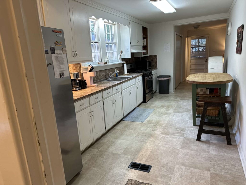 443 2nd Avenue Columbus, GA 31901 - Photo 10 of 20 a large kitchen with a table and chairs