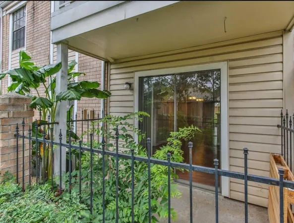 $1,100 | 2750 Holly Hall Street, Unit 713, Houston, TX 77054