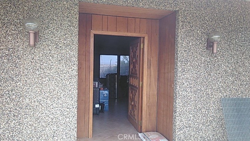 195 Old El Mirage Road Adelanto, CA 92301 - Photo 13 of 37 a view of a bathroom from a hallway