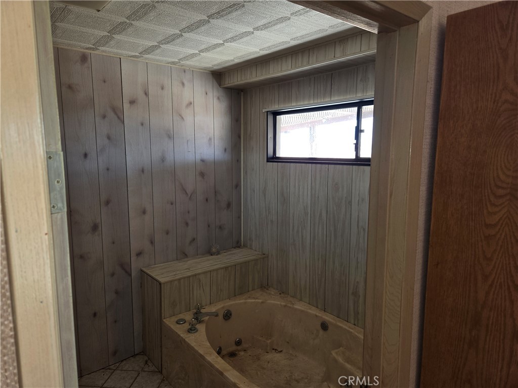195 Old El Mirage Road Adelanto, CA 92301 - Photo 18 of 37 a bathroom with a bathtub