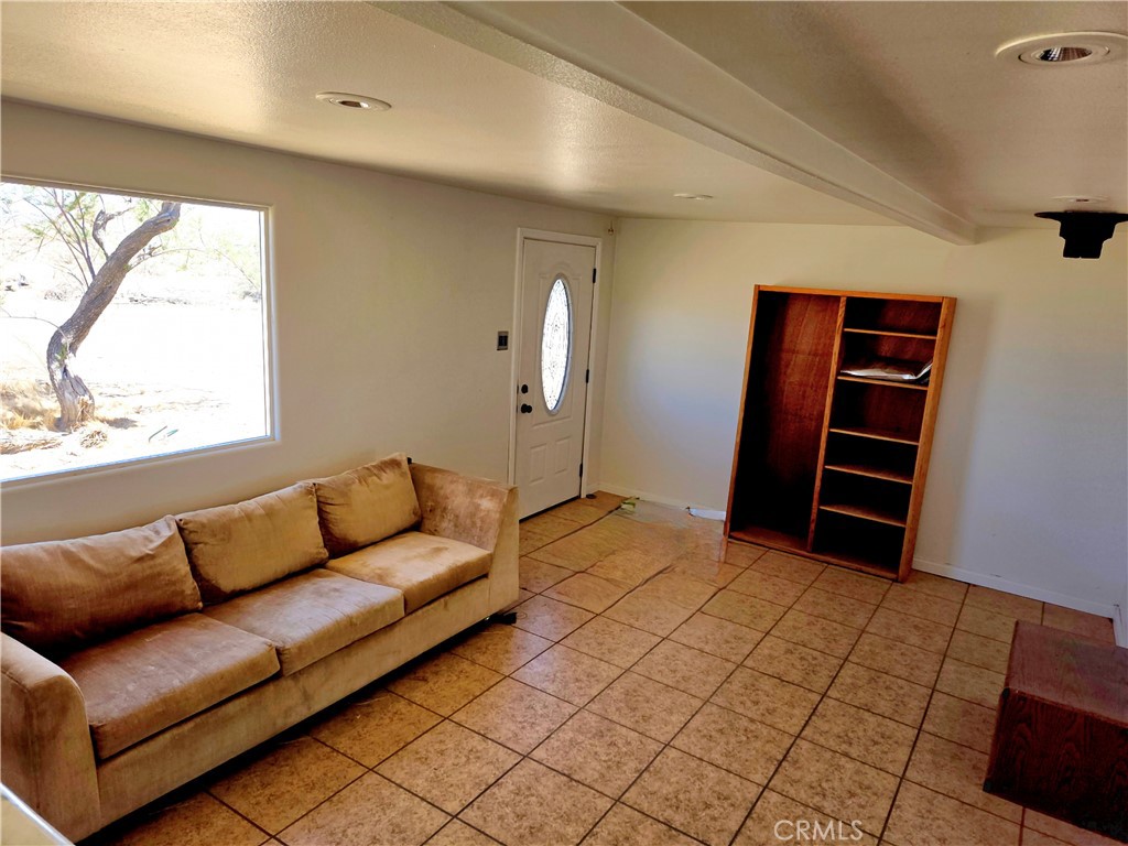 195 Old El Mirage Road Adelanto, CA 92301 - Photo 20 of 37 a living room with furniture and a window