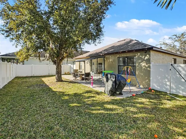 a view of a house with backyard