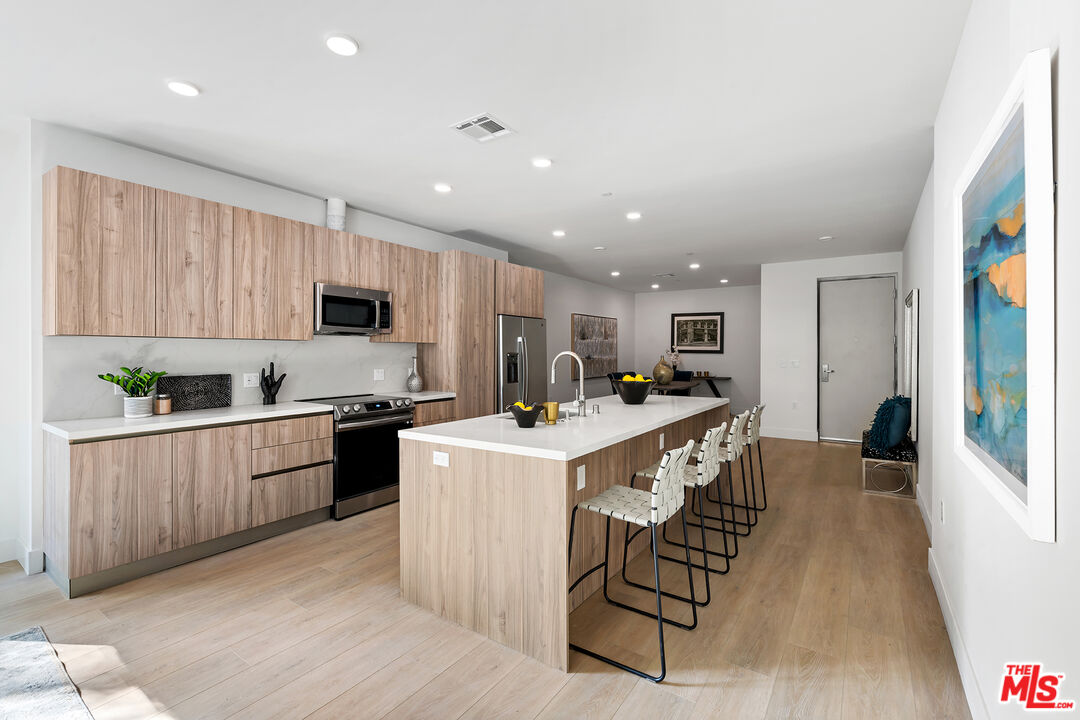 3651 Regal Place, Unit 102 Los Angeles, CA 90068 - Photo 8 of 27