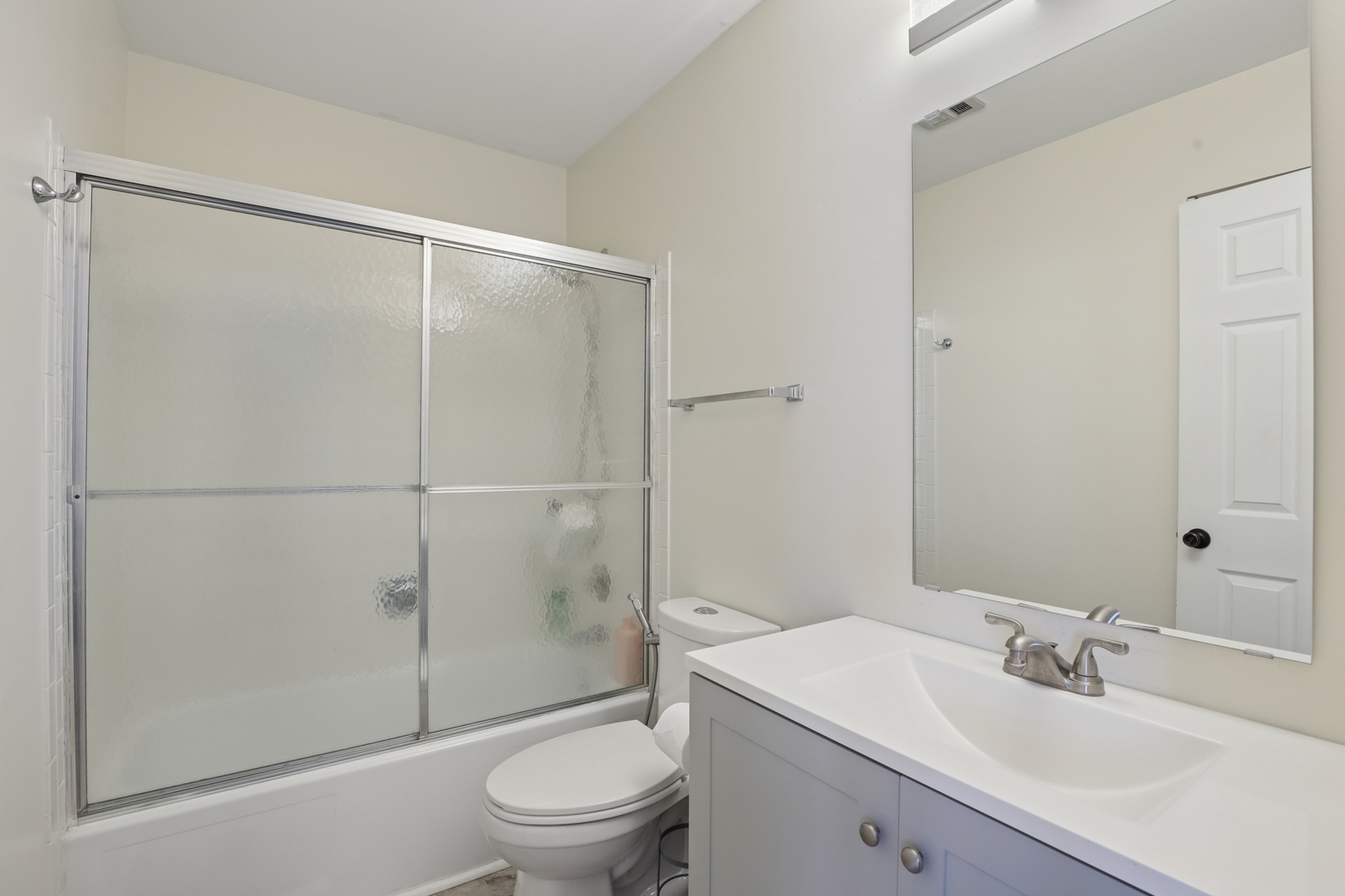 625 Breakers Point Schaumburg, IL 60194 - Photo 18 of 25 a bathroom with a sink toilet and shower