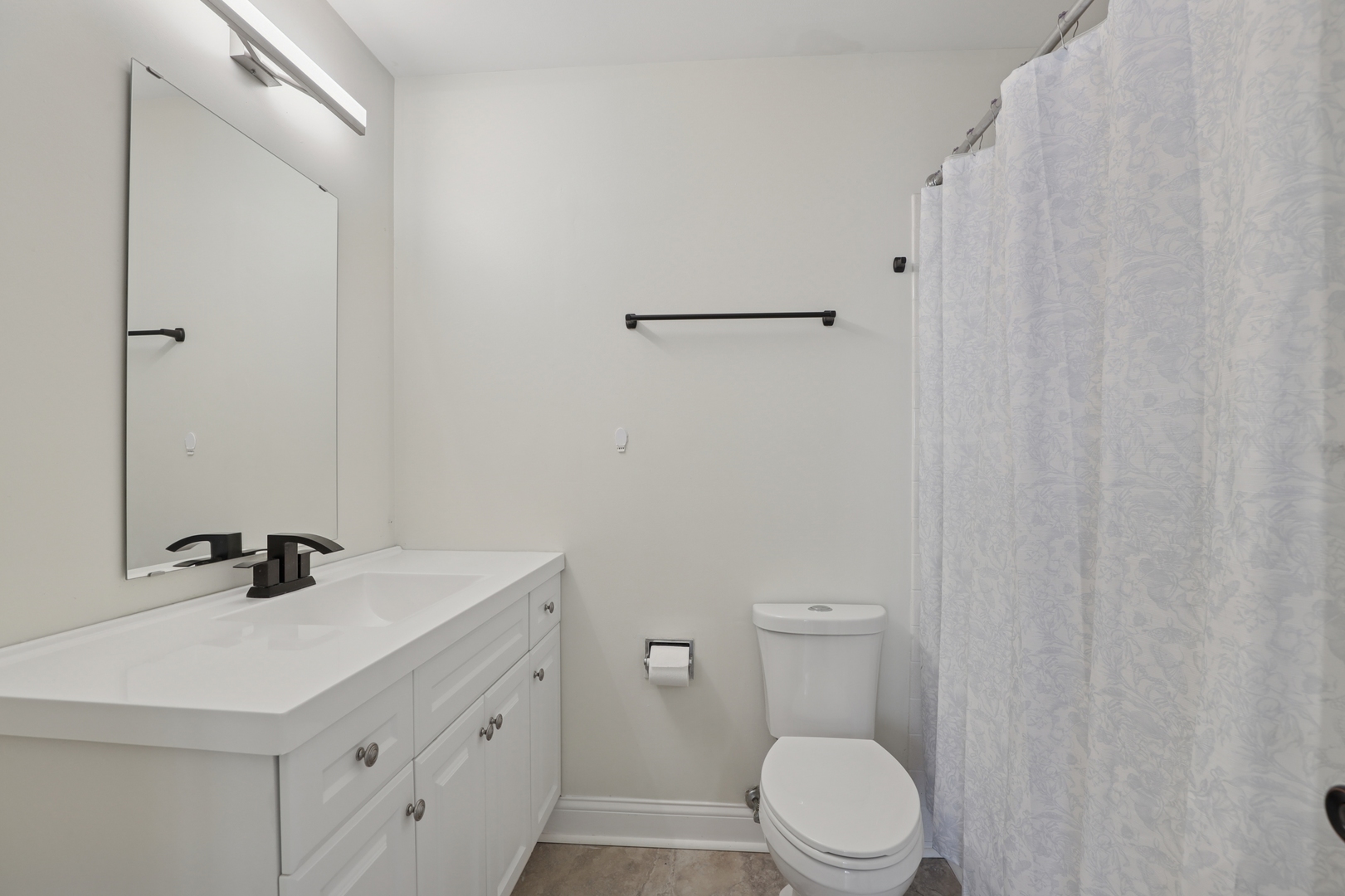 625 Breakers Point Schaumburg, IL 60194 - Photo 20 of 25 a bathroom with a sink a toilet and a mirror