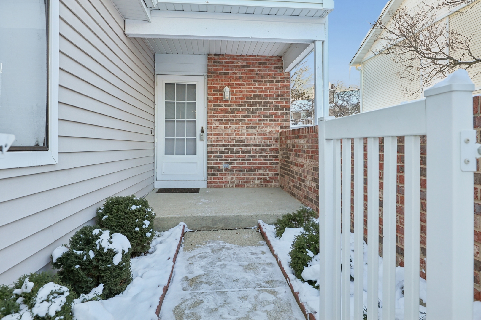 625 Breakers Point Schaumburg, IL 60194 - Photo 2 of 25