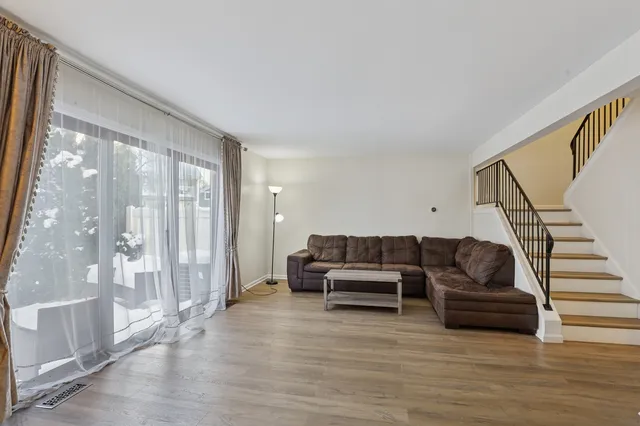 $329,900 | 625 Breakers Point, Schaumburg, IL 60194