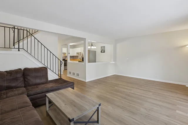 $329,900 | 625 Breakers Point, Schaumburg, IL 60194