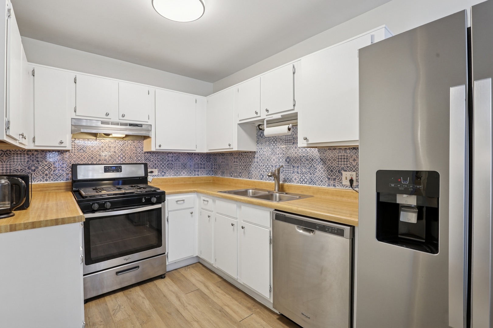 625 Breakers Point Schaumburg, IL 60194 - Photo 9 of 25 a kitchen with stainless steel appliances granite countertop a stove a sink and a refrigerator