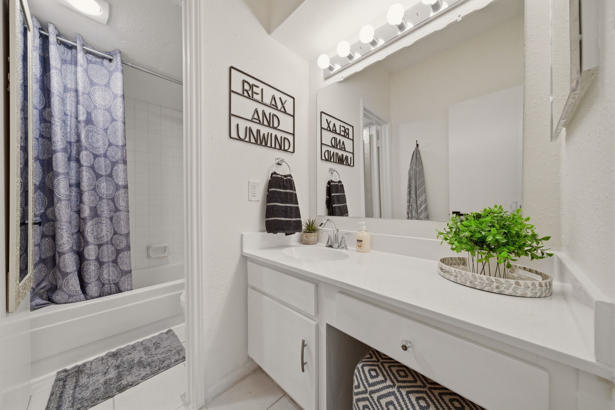 2100 Tanglewilde Street, Unit 750 Houston, TX 77063 - Photo 15 of 23 Second bath. Tub/shower combination. Located on the opposite side of home between the two secondary bedrooms.