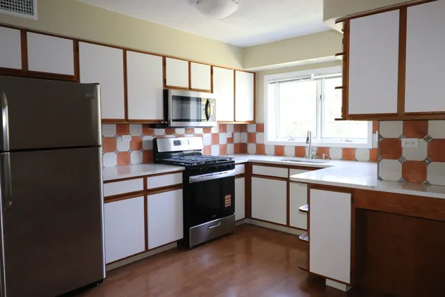 $2,100 | 112 Day Street, Unit 204, Bloomingdale, IL 60108