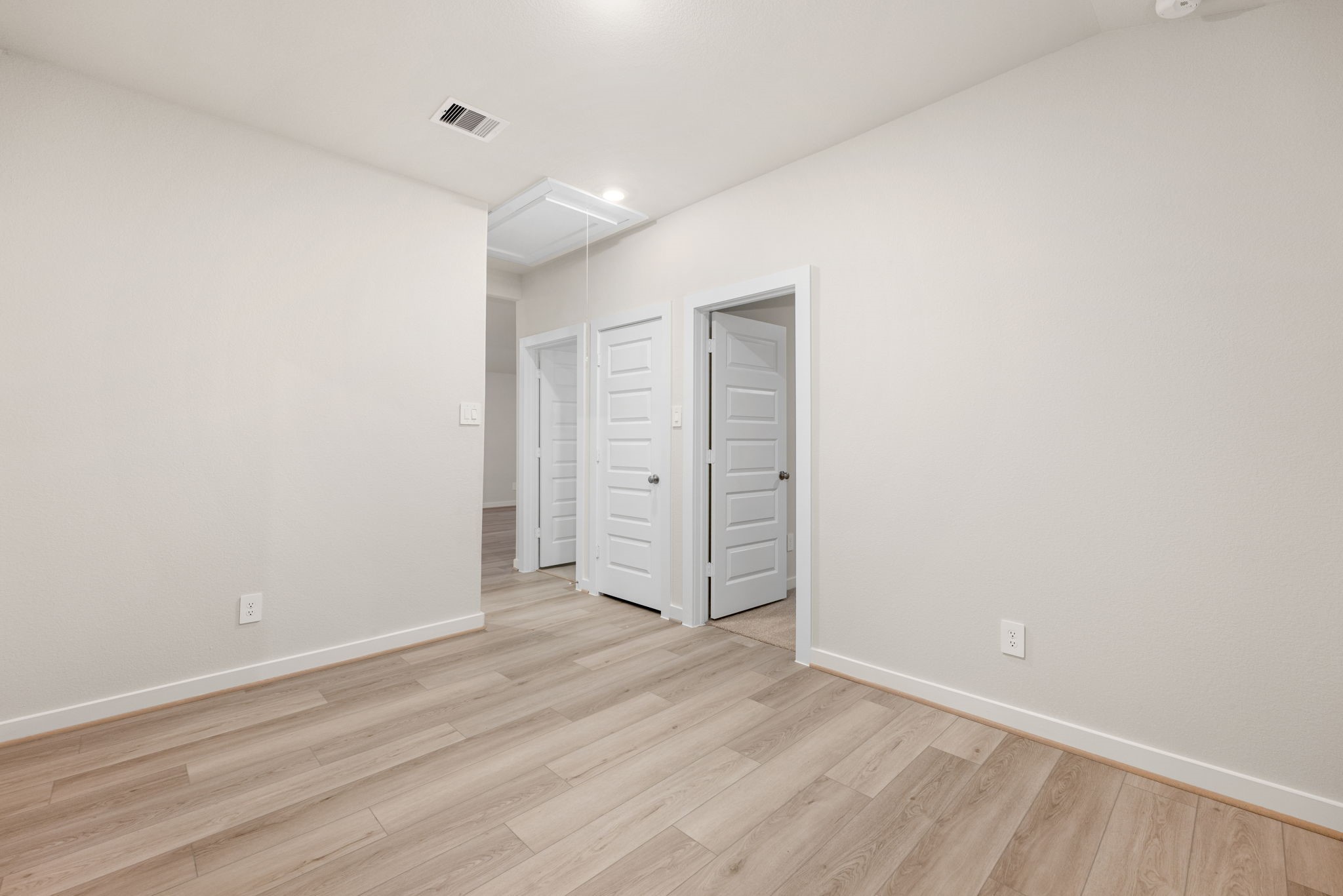6611 Castella Drive Rosharon, TX 77583 - Photo 17 of 31 Another spacious bedroom with easy access to closet storage and the surrounding living areas.