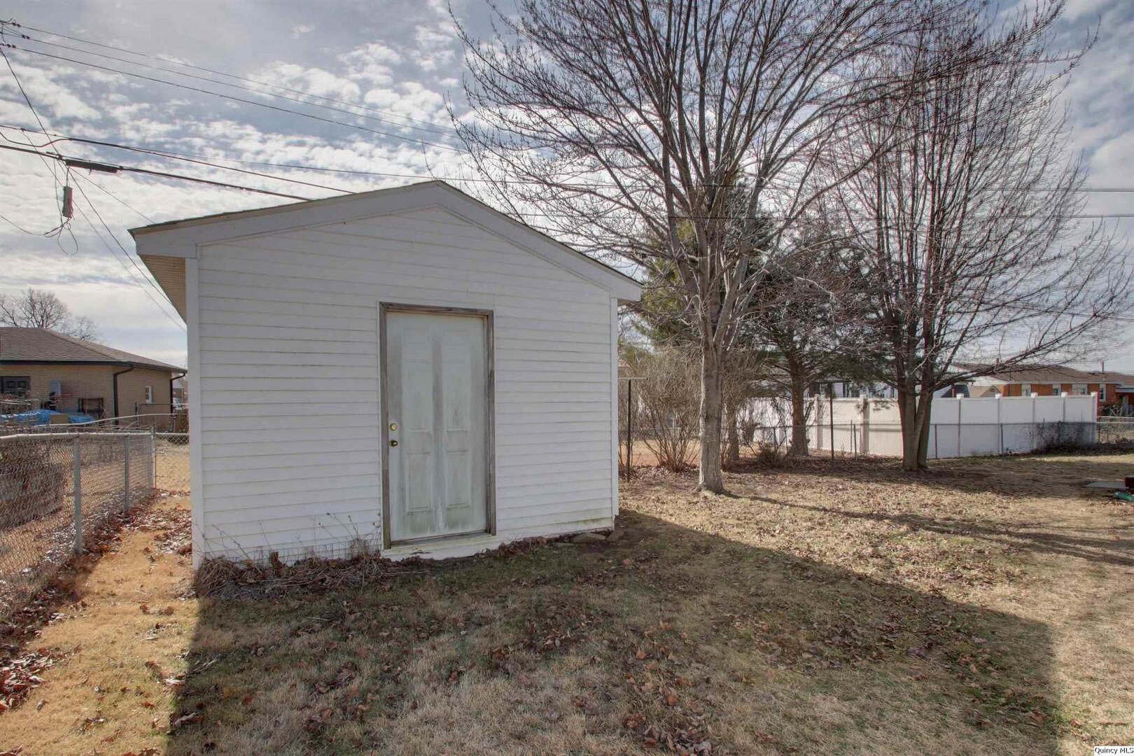 3608 Columbus Road Quincy, IL 62305 - Photo 17 of 17 a backyard of a house