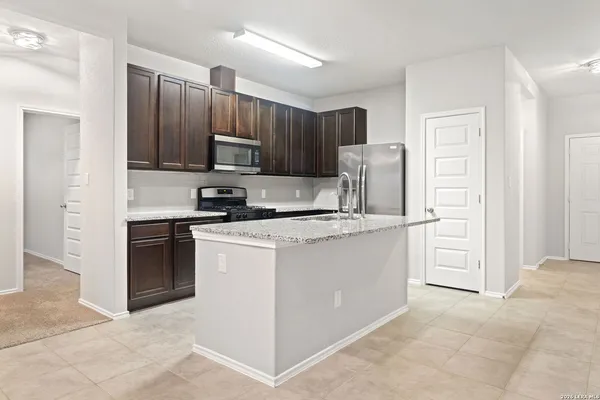 $1,595 | 5526 Daniel Way, St. Hedwig, TX 78152