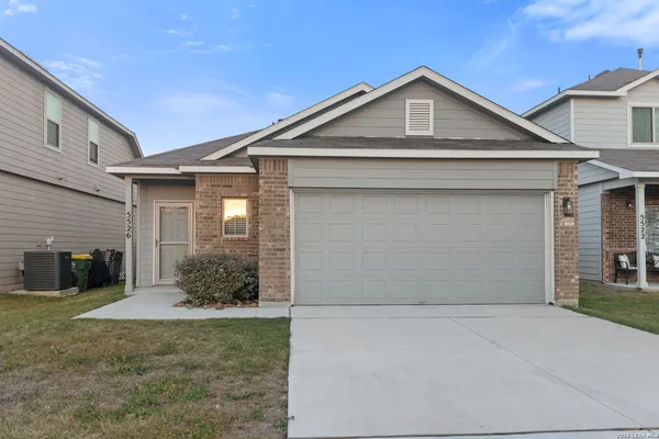 $1,595 | 5526 Daniel Way, St. Hedwig, TX 78152
