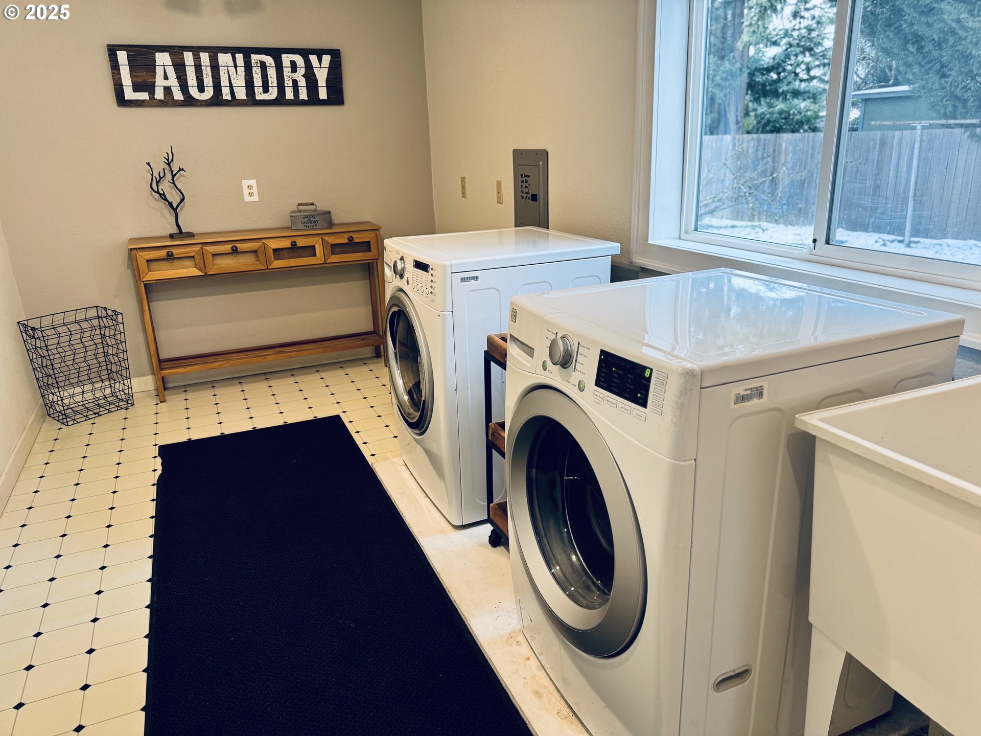 1522 B Street Springfield, OR 97477 - Photo 18 of 22 a utility room with dryer and washer