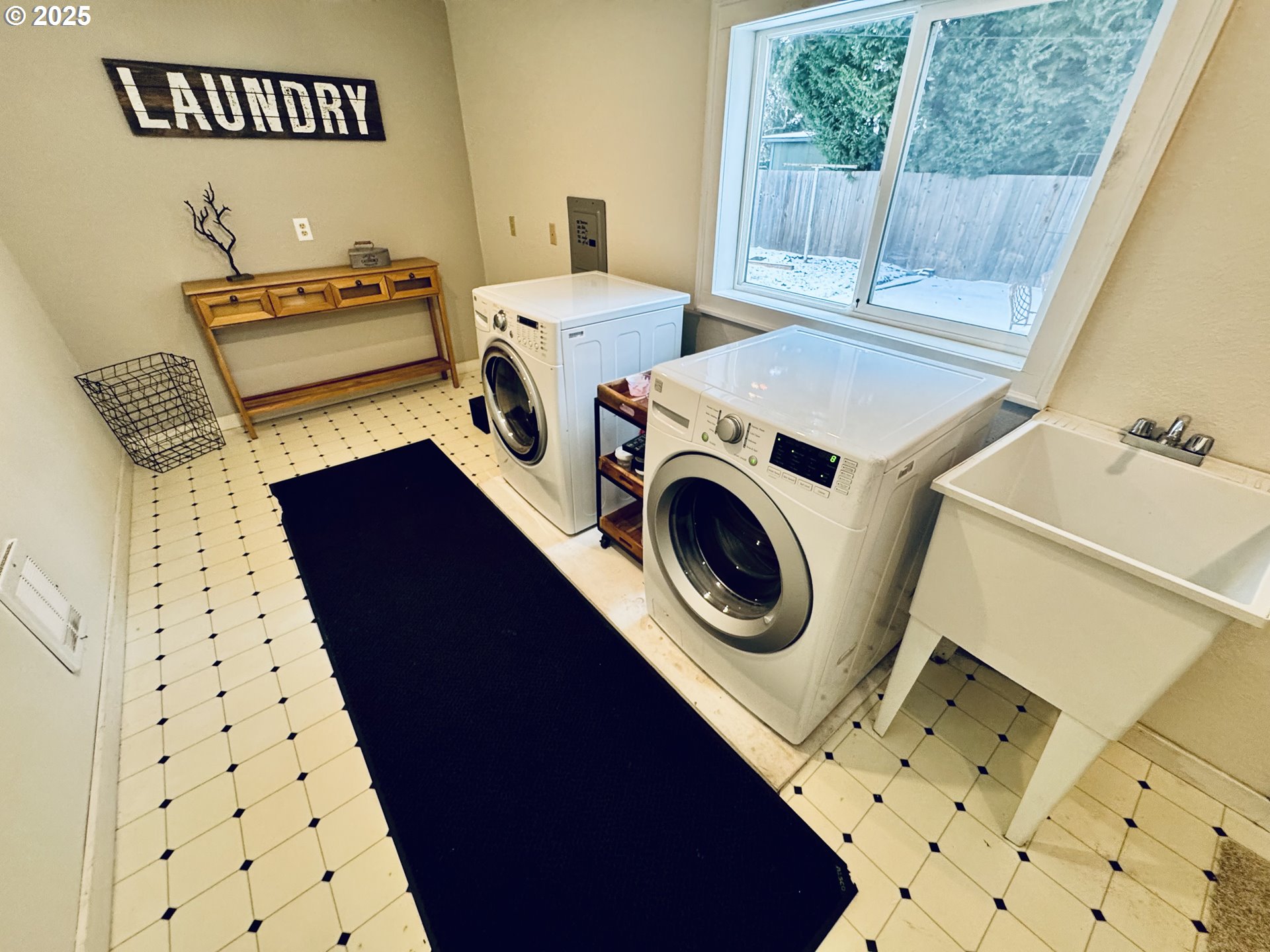 1522 B Street Springfield, OR 97477 - Photo 19 of 22 a utility room with dryer and washer