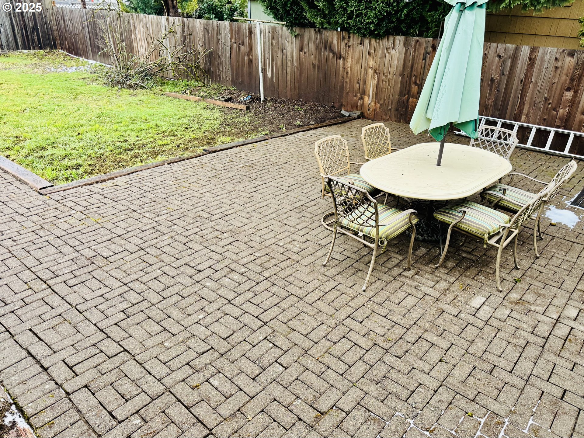 1522 B Street Springfield, OR 97477 - Photo 21 of 22 a backyard of a house with table and chairs