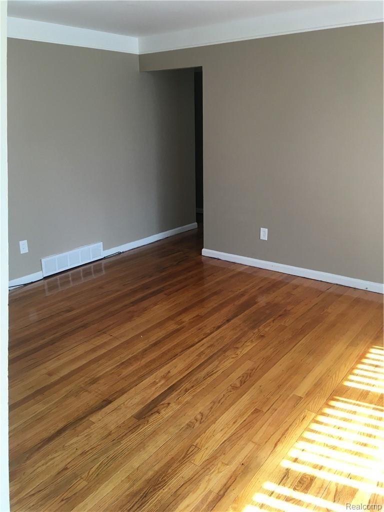 29946 Spring Arbor Drive Inkster, MI 48141 - Photo 2 of 14 livingroom.JPG