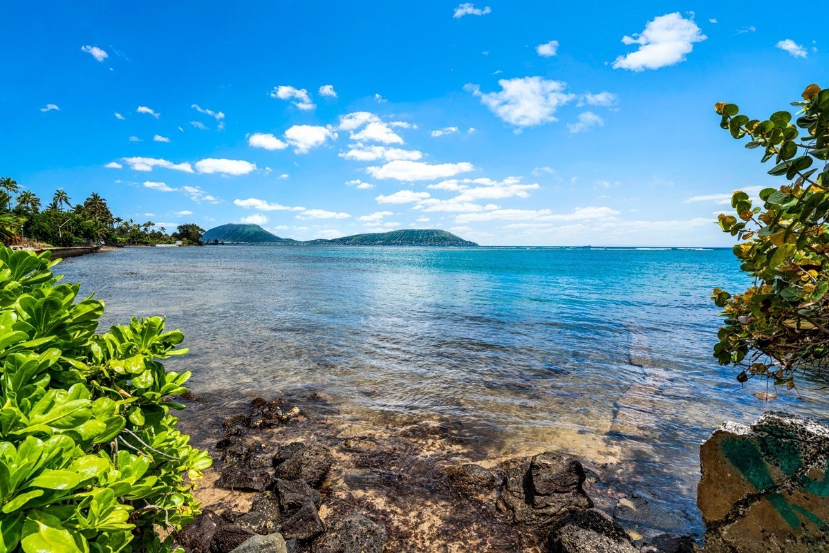 352 Wailupe Circle Honolulu, HI 96821 - Photo 2 of 22