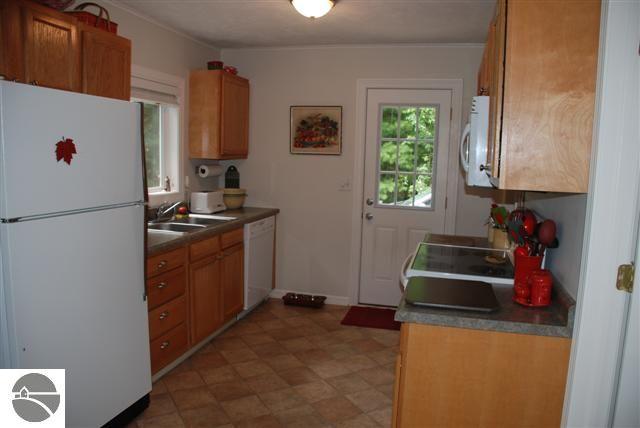 818 Ridge Road Beulah, MI 49617 - Photo 13 of 21 1729099-12.JPG