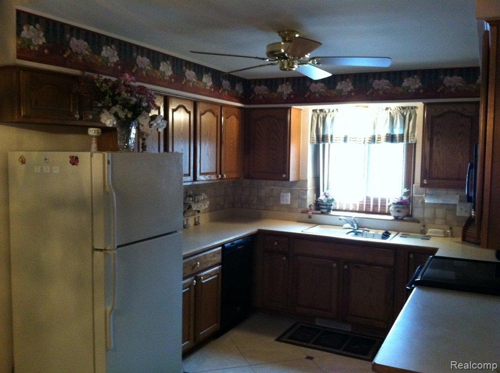 16845 Country Ridge Court, Unit 80 Macomb, MI 48044 - Photo 4 of 8 Kitchen 2.jpg