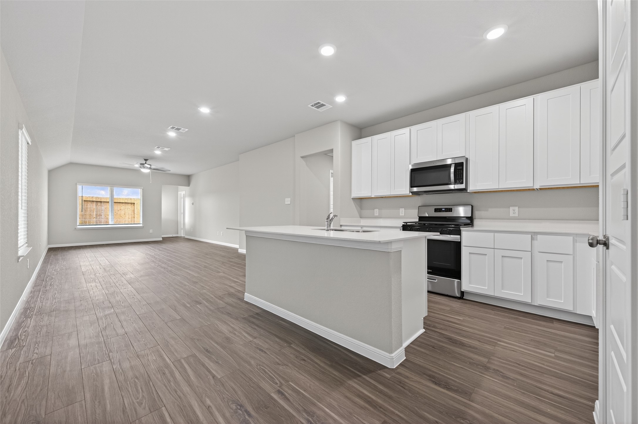 9247 Grace Rdg Drive Willis, TX 77318 - Photo 3 of 34