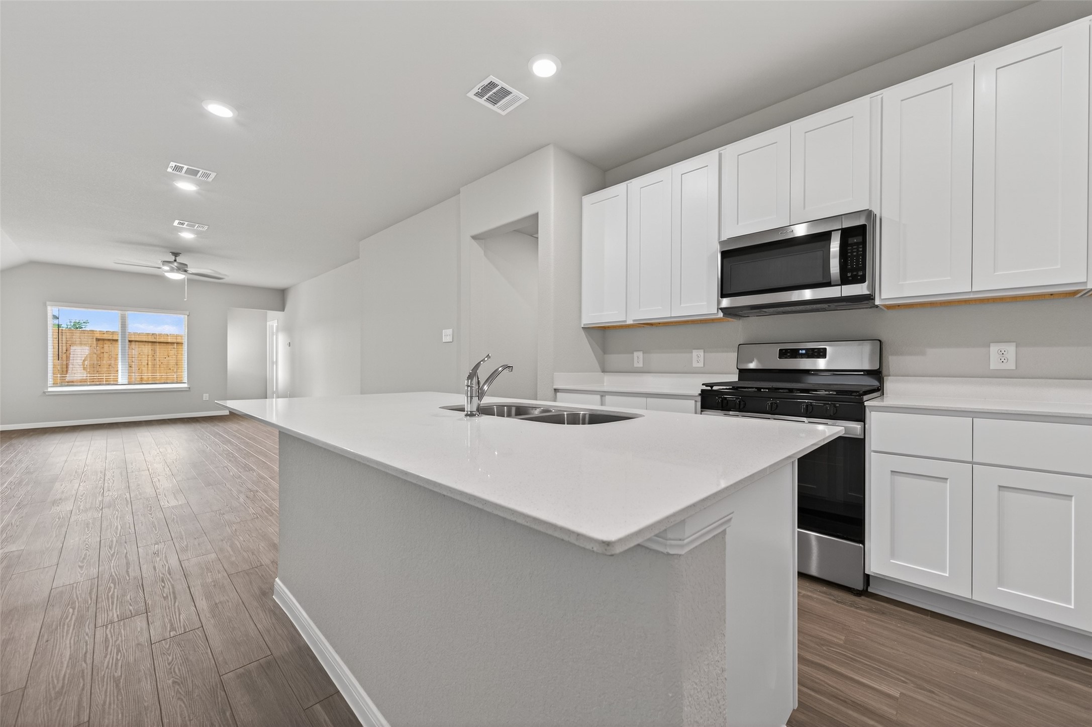 9247 Grace Rdg Drive Willis, TX 77318 - Photo 6 of 34