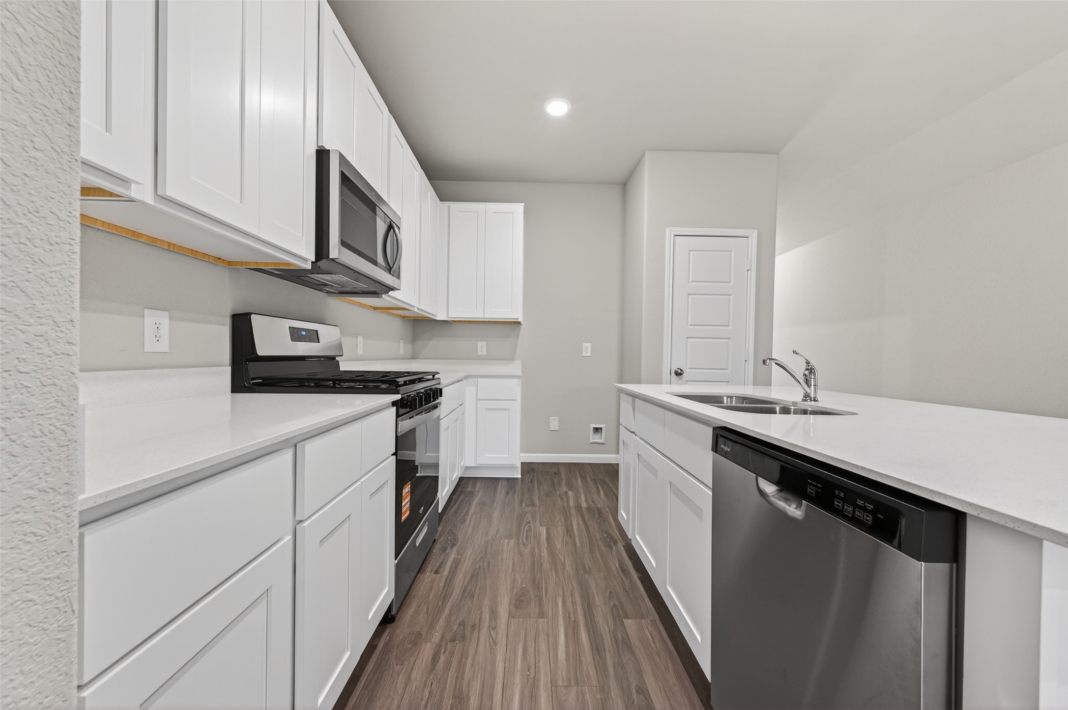 9247 Grace Rdg Drive Willis, TX 77318 - Photo 9 of 34