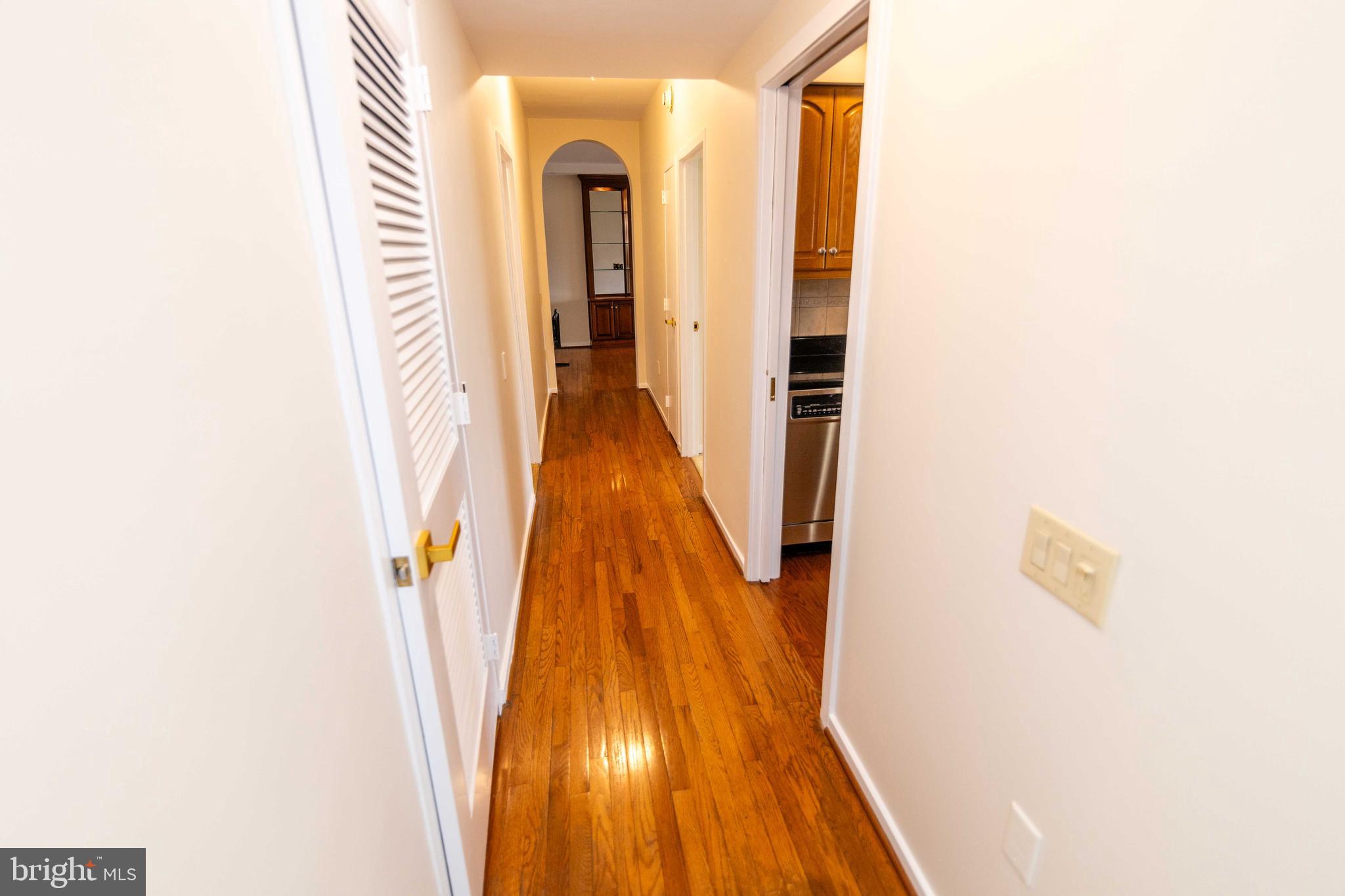 191 Presidential Boulevard, Unit R721722 Bala Cynwyd, PA 19004 - Photo 16 of 37 Hallway