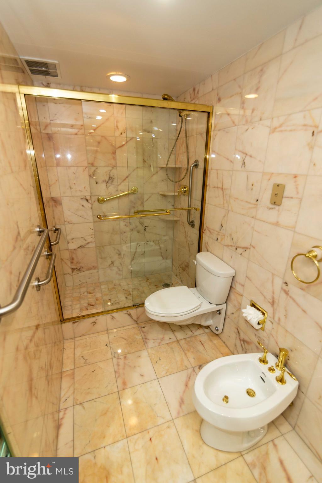 191 Presidential Boulevard, Unit R721722 Bala Cynwyd, PA 19004 - Photo 27 of 37 En Suite Bath