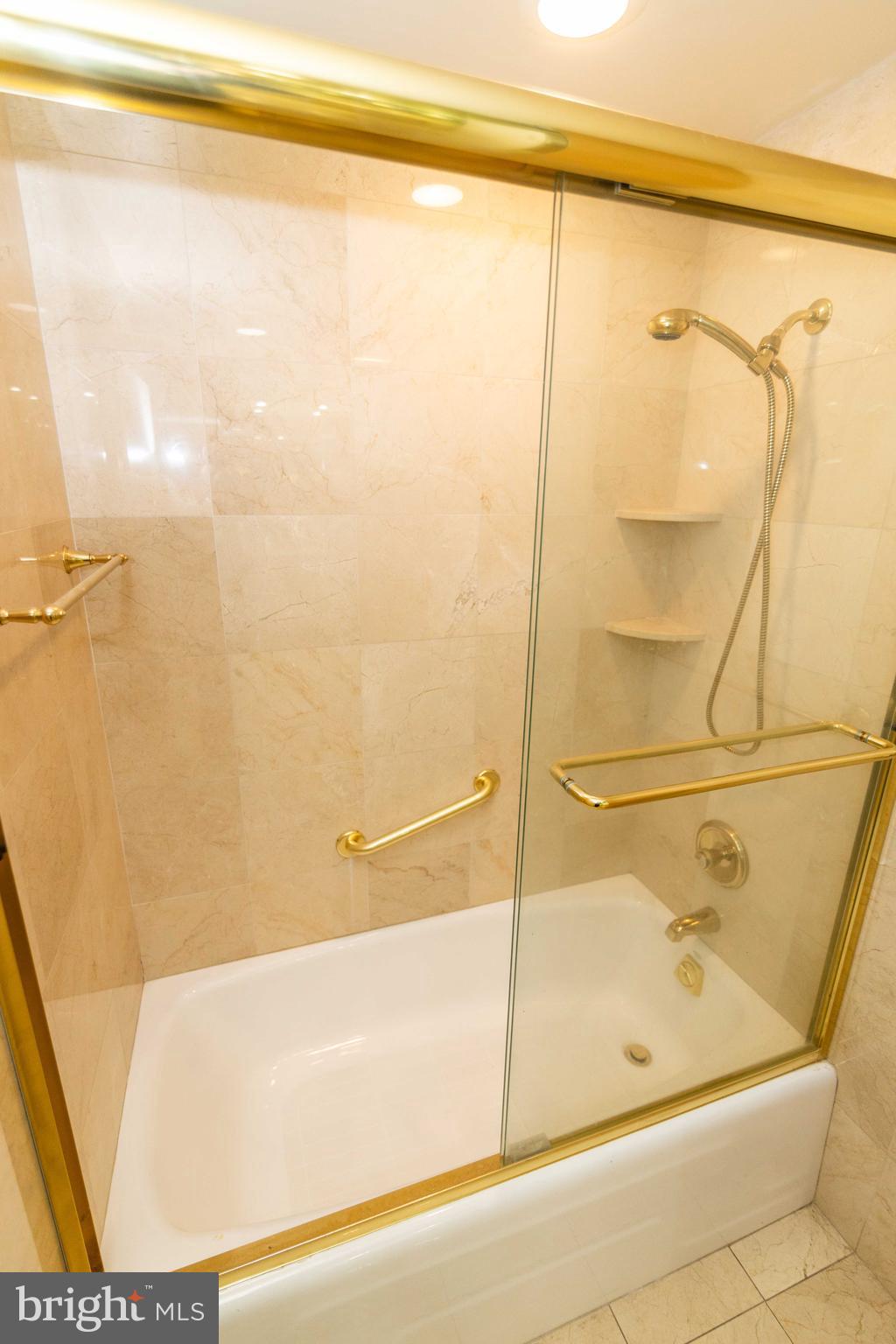 191 Presidential Boulevard, Unit R721722 Bala Cynwyd, PA 19004 - Photo 32 of 37 Hall Bath with Tub/Shower Combination