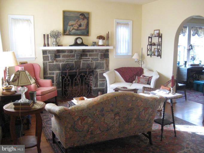 824 Kingston Road Baltimore, MD 21212 - Photo 2 of 11 Living Room