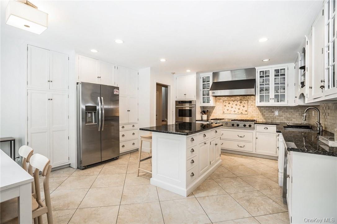4 Parkfield Road Scarsdale, NY 10583 - Photo 5 of 33 Amazing Chef's kitchen; enough space for dining at the table or the island!