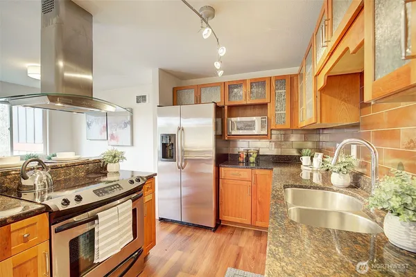 $440,000 | 11058 Northeast 33rd Place, Unit D6, Bellevue, WA 98004